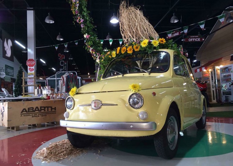 イタリアの車のショウルームでデモンストレーション