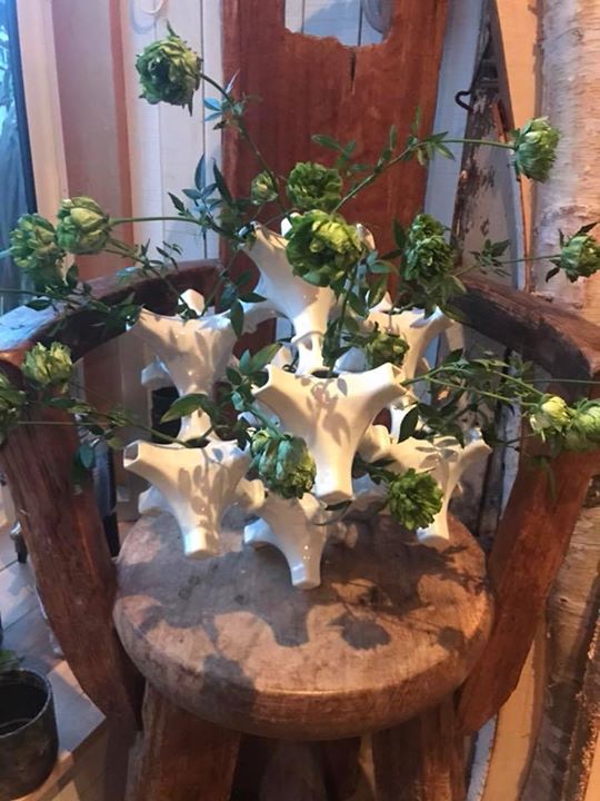 花器作家 竹田さんの新作の器に薔薇を生けてみました。